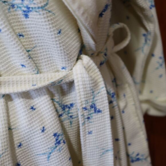 Vanity Fair Waffle Knit Cream & Blue Floral Robe | Vintage Large Cotton Blend - Picture 3 of 16